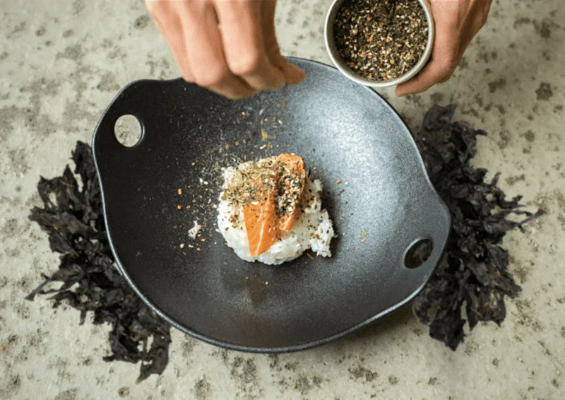 Salmon nigiri with nori crisps - Lofoten Seaweed